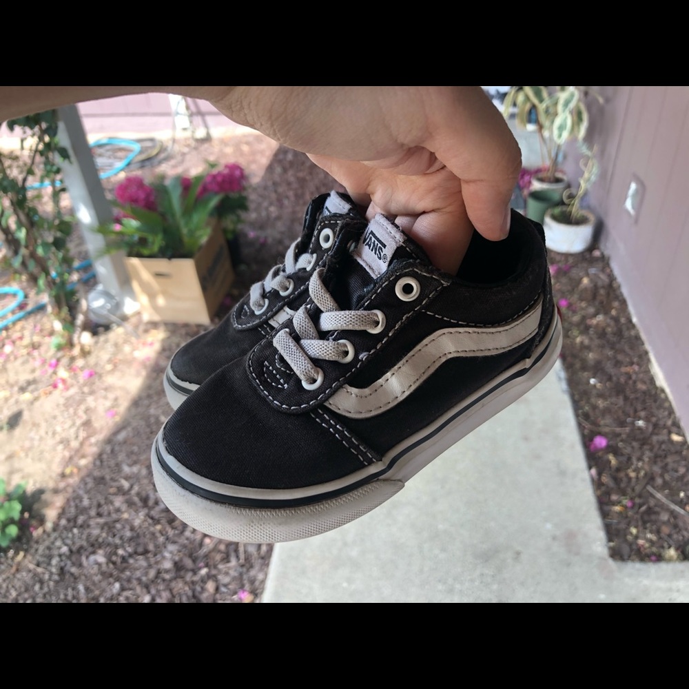 Black low top vans